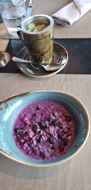 Porridge mit roten Früchten at Twist - Hotel Valsana in Arosa