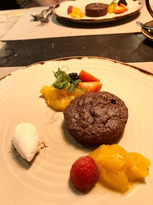 Ausschnitt von 6 Gang Menu - Dessert mit Brownie  at Twist - Hotel Valsana in Arosa