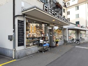 New facade at Reformhaus Wollishofen in Zurich