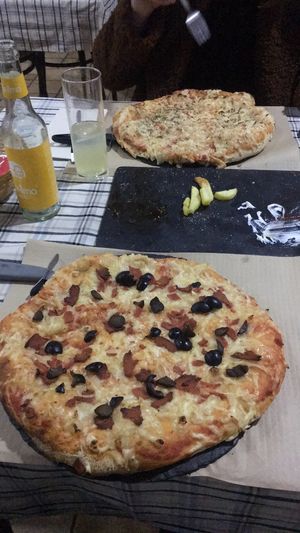 Margharita & ‘pepporoni’ pizzas with not many fries left over ⭐️ all vegan! at Rustic Fusion in Madrid