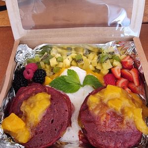 Panqueca vegan, iogurte vegan e muita fruta at Frutaria in Lisbon