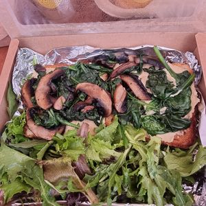 Tosta de hummus, espinafres e cogumelos at Frutaria in Lisbon