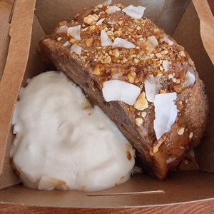 Bolo vegan com iogurte vegan at Frutaria in Lisbon