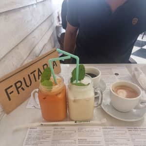 Limonada de coco e Ginger Ninja at Frutaria in Lisbon