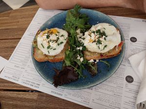 Toast egg avocado vegetarisch at Frutaria in Lisbon