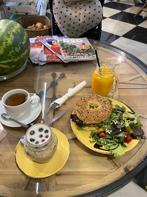 Blueberry oat with coconut milk and vegan bagel at Frutaria in Lisbon