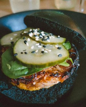 buns au charbon et crudités (entrée) at Les Mauvaises Herbes in Lyon