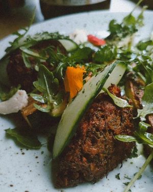Salade et falafel (plat) at Les Mauvaises Herbes in Lyon
