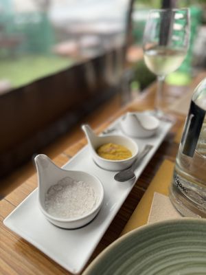 Nos pusieron alioli vegano y hummus 😍  at Puerta Verde in Lanzarote