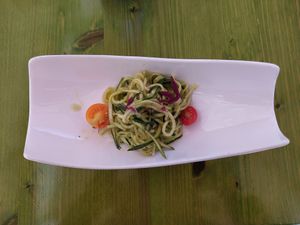 Entrante: Ensalada italiana de tallarines de calabacín a la aceite de albahaca at Gaia in Burgos