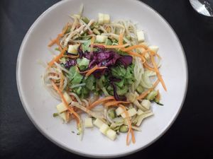 💚 Ensalada con toque asiático. at Gaia in Burgos