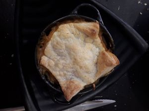 💚 Cazuelita de verduras con tapa de hojaldre. at Gaia in Burgos