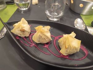 Bollitos rellenos de proteína de guisante at Gaia in Burgos