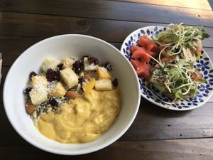 Smoothie bowl and avocado toast at Cafe Tropical in Koh Lipe