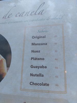 Cinnamon rolls at DoceCuarenta in La Paz