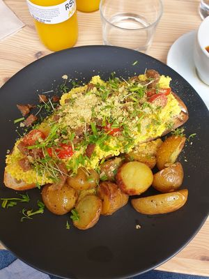 Scramble tofu med vego bacon och extra potatis. at Jord in Malmo