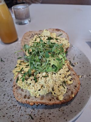 Scrambled Tofu Brötchen mit Avocado at Jord in Malmo