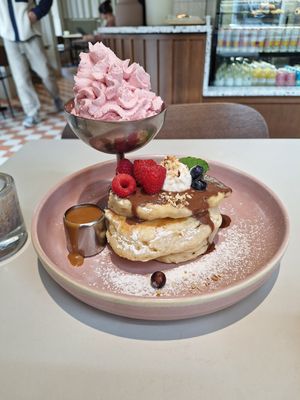 Pancakes mit Schokocreme , Lotuscreme , Frischkäse , Obst und Sahne at Jord in Malmo