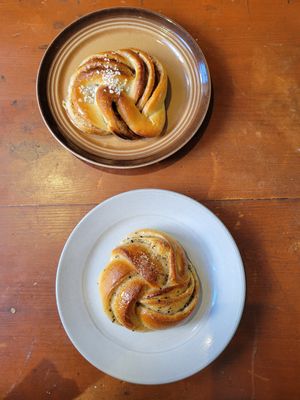 Top: kanelbulle, bottom: Kardamombulle at Bageri Leve in Malmo