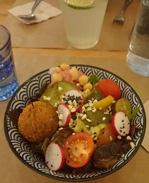 Salade mezze at Riz Riz - Marais in Paris