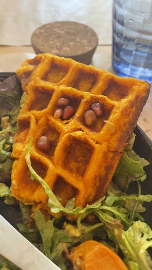 Gaufres de patates douce au lait de coco, guacamole é salade verte.  at Riz Riz - Marais in Paris