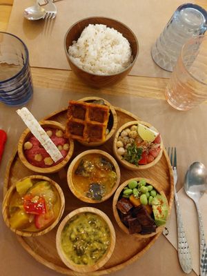 10/10 especially the spinach curry (center bottom) at Riz Riz - Marais in Paris