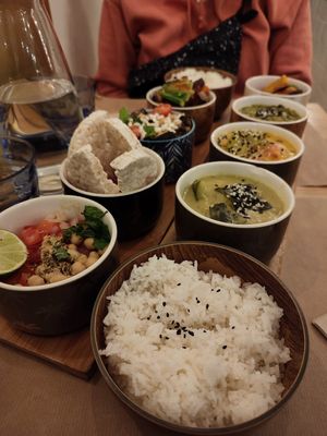 Nous avons choisi de prendre l'option "full table". Tous les plats de la carte dans des petits bols. C'était super bon, des saveurs nouvelles et super bonnes ! Merci infiniment ! at Riz Riz - Marais in Paris