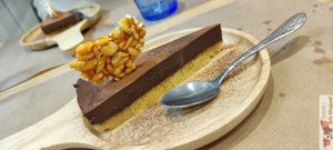 Incroyable Chocolate

dark chocolate ganache on a base of almond crumble, raspberry, peanut nougatine & caramel puffed rice at Riz Riz - Marais in Paris