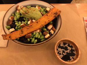 Bowl com tofu e favas at Riz Riz - Marais in Paris