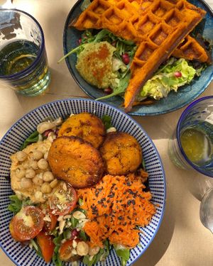 Mezze salad with sweet potato falafel 🍠🧆 and sweet potato waffles 🍠🧇 at Riz Riz - Marais in Paris