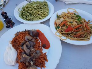 Asian noodles with tofu, pesto spaghetti and noodles with mushrooms and vegan mayo at El Urogallo in Alora