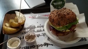 Vegan Popeye Burger and Potatoe Wings at Veg&Veg in Rome