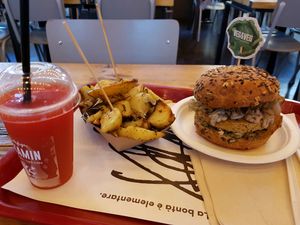 Cicerone burger with potatoes and juice at Veg&Veg in Rome