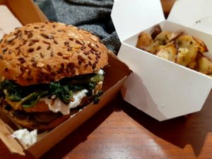 Menu Deal. Burger and Potatoes at Veg&Veg in Rome