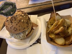 Burger “Casablanca” and potato wedges at Veg&Veg in Rome