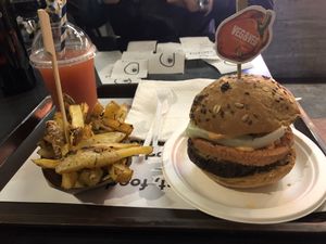 Burger e patatine at Veg&Veg in Rome