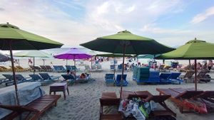 The sea view is blocked by the beach vendors even though you are on the first roll. at The Fisherman Vegan Restaurant   in Hoi An