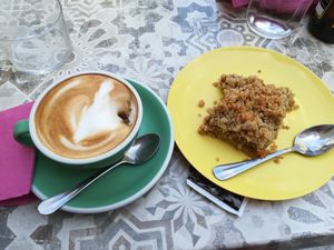 Café crémeux soja et crumble vegan at Milwaukee Cafe in Biarritz