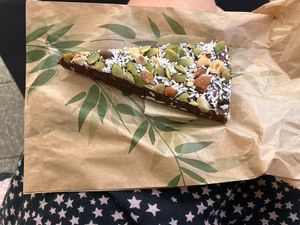 Vegan dadelkoek   at De Bionier in West-terschelling