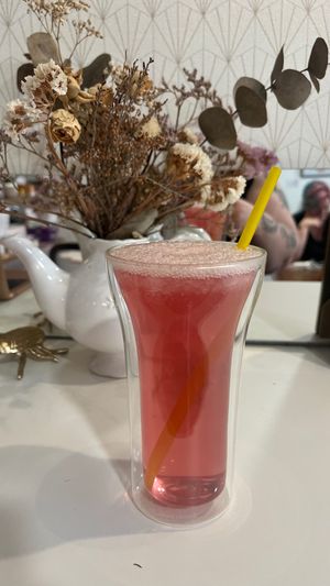 Cocktail glacé : sirop, glace pillée et eau ! Rafraîchissement garanti !  at Sibylles - Tattoo Salon & Tea Room in Bordeaux