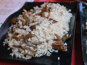 Arroz integral con setas y seitán  at Raices in Granada