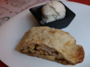 Strudel de manzana con helado vegano  at Raices in Granada