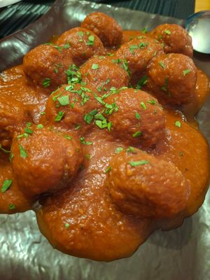 Mandonguilles amb salsa de tomàquet at Raices in Granada