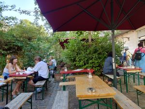 Im Biergarten kann man schön sitzen, das Personal ist nett at Bistro Zicke in Dusseldorf