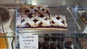 Vegan cherry pie.

Photo by: Katarina L. on Facebook at PiranArt Sameja in Ljubljana