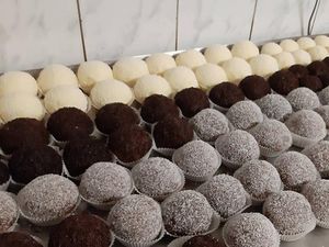 Vegan "hedgehogs". Photo by: Pekarna in slaščičarna Sameja on Facebook at PiranArt Sameja in Ljubljana