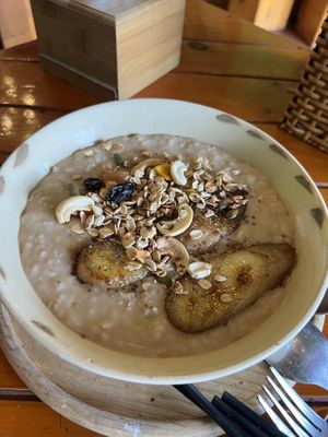  One of the nicest oat meal I ever had really this place should get 5 stars 🙏🏻❤️😍  at Like Coffee in Cat Ba