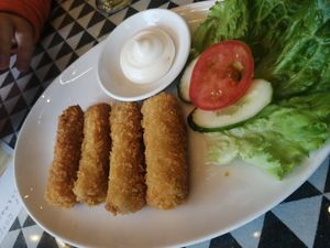 Vegan spring rolls at Like Coffee in Cat Ba