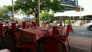 outside seating at Arrivederci Pizzeria in Milton