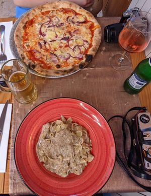 Four cheese pizza and mushroom tagliatelle at Spiga in Alicante